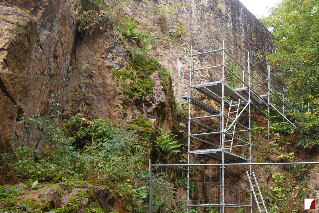 Gerüst an Baustelle unterhalb der östlichen Zwingermauer