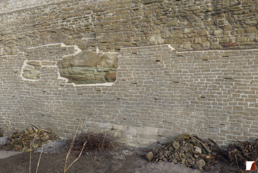 Ausschnitt der Zwingermauer nach Fertigstellung mit Wildtierhabitaten und Schlupfnischen