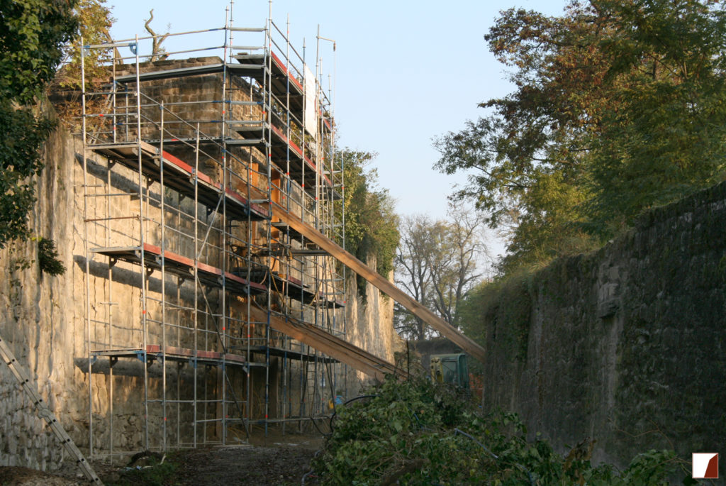 Kanonenstand mit Holzstützen während der Arbeiten vom Wallgraben aus betrachtet