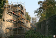 Kanonenstand mit Holzstützen während der Arbeiten vom Wallgraben aus betrachtet