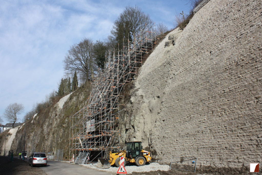 Hangsicherung während der Bauarbeiten und fertig gestellte Mauer