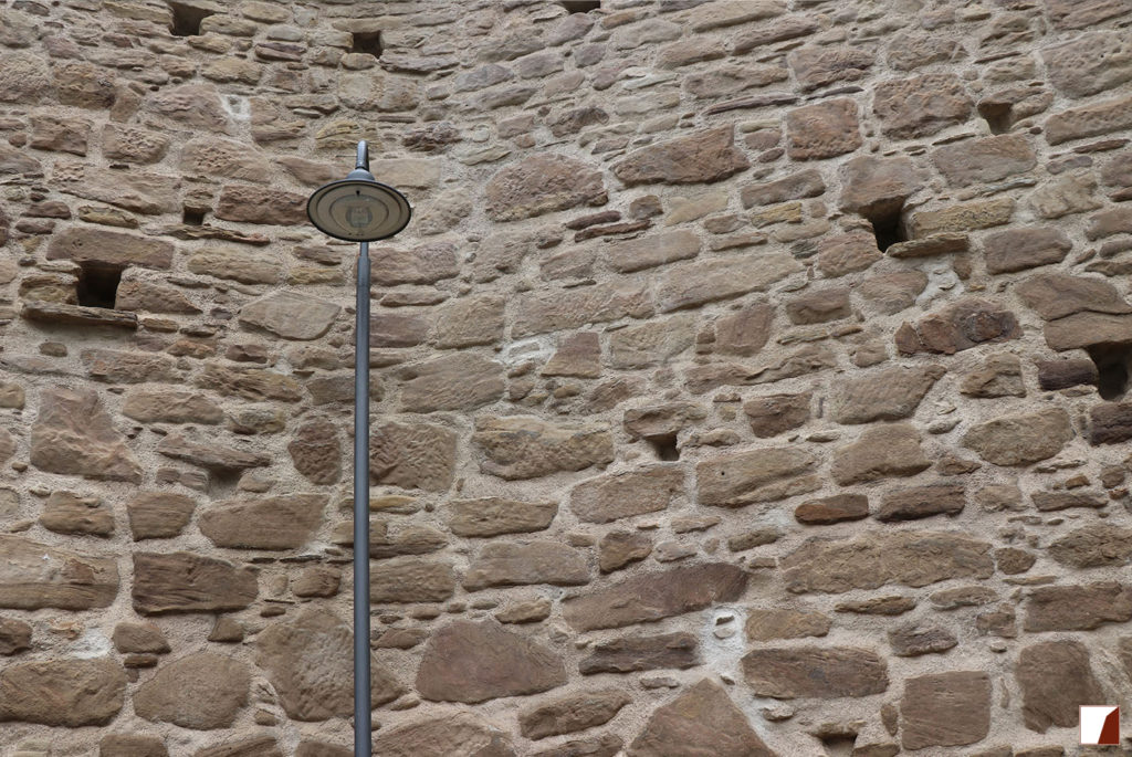 Ausschnitt der Mauer mit Straßenlaterne nach Fertigstellung